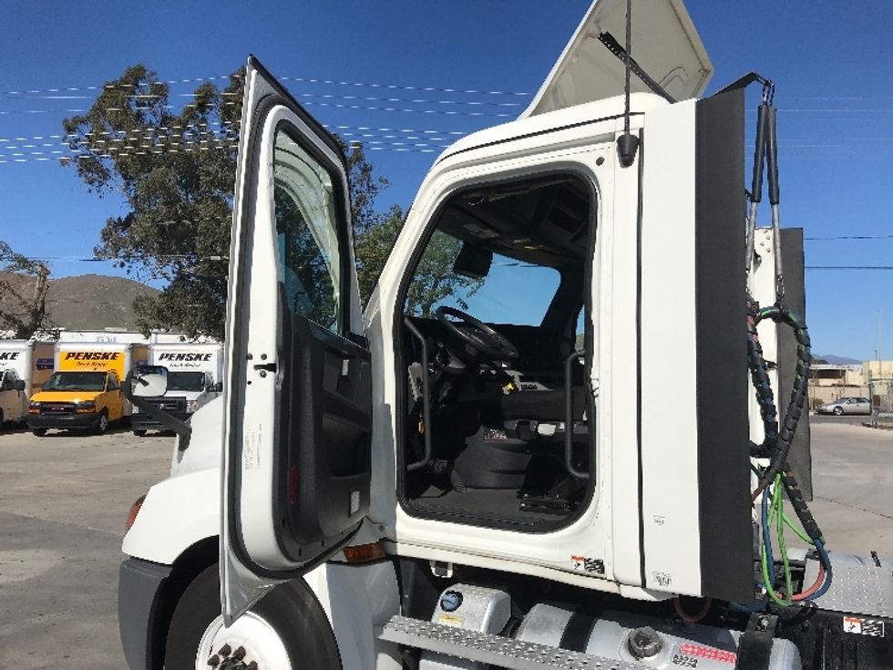 Day Cab Tractor-Heavy Duty Tractors-Freightliner-2021-T12664ST-Jurupa Valley-CA-232,057\n\t\tmiles-$ 82,250 - Image 9