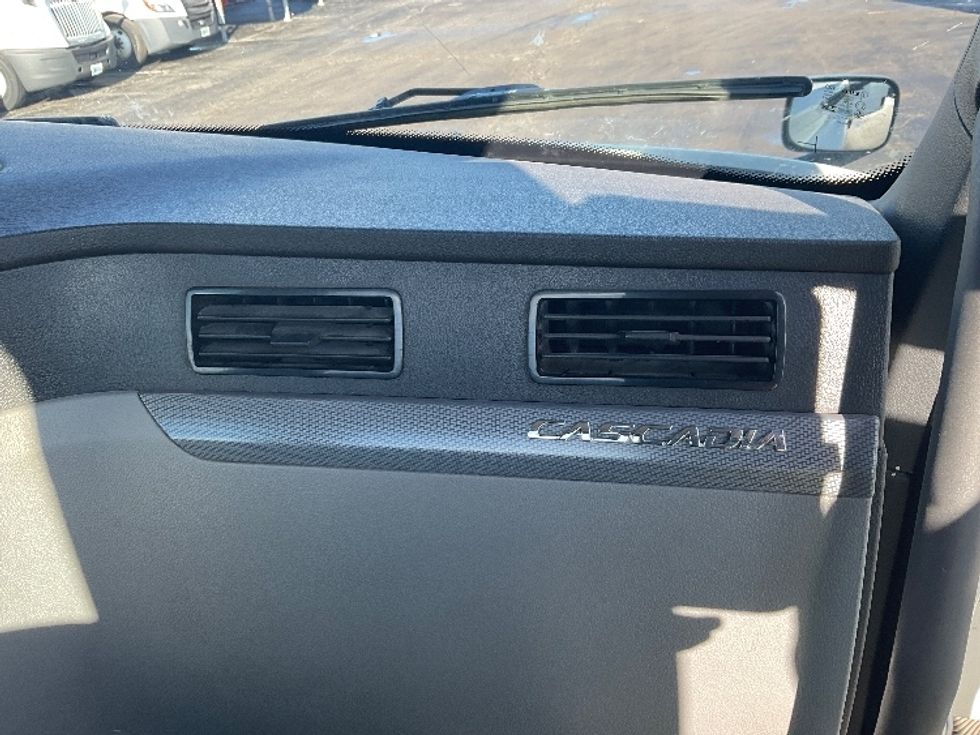 Day Cab Tractor-Heavy Duty Tractors-Freightliner-2021-T12664ST-Kansas City-MO-201,796\n\t\tmiles-$ 71,750 - Image 13