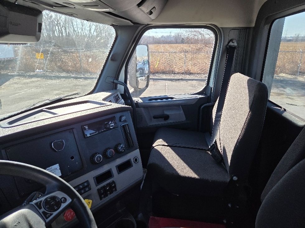 Day Cab Tractor-Heavy Duty Tractors-Freightliner-2021-T12664ST-Kansas City-MO-260,458\n\t\tmiles-$ 66,750 - Image 10