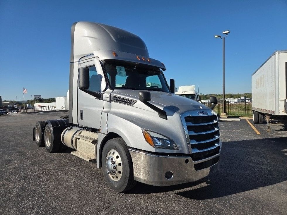 Day Cab Tractor-Heavy Duty Tractors-Freightliner-2021-T12664ST-Kansas City-MO-339,615\n\t\tmiles-$ 64,250 - Image 1
