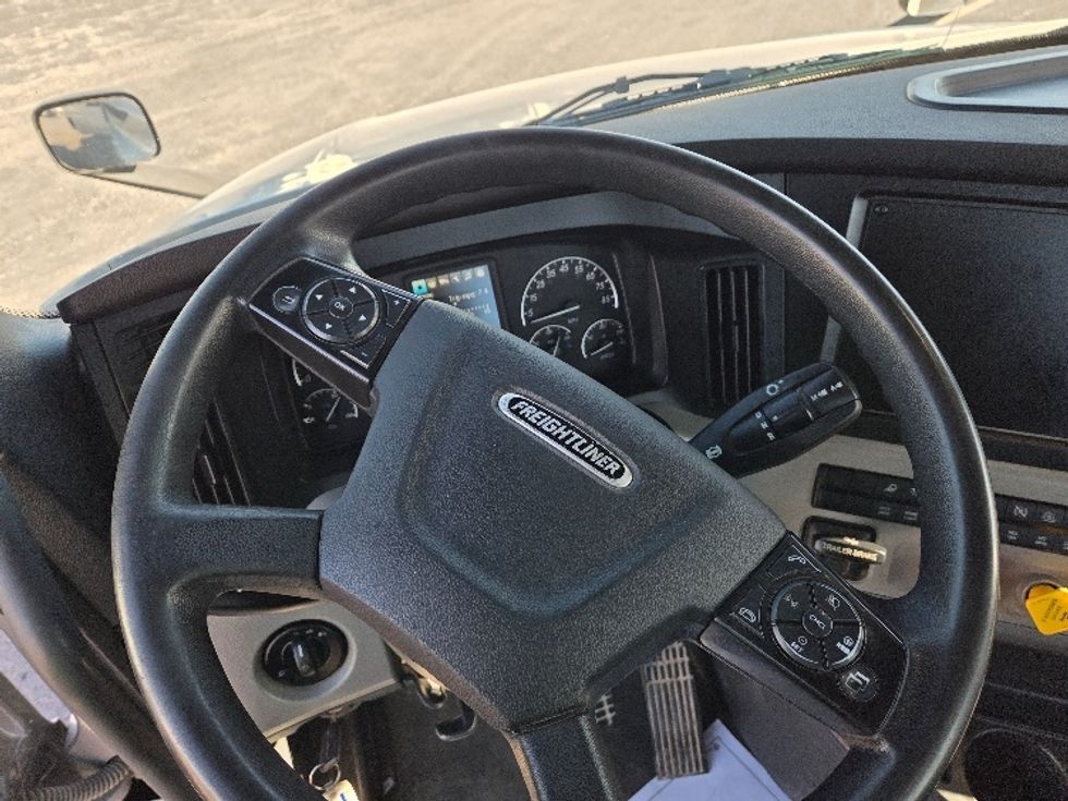 Day Cab Tractor-Heavy Duty Tractors-Freightliner-2021-T12664ST-Kansas City-MO-339,615\n\t\tmiles-$ 64,250 - Image 11
