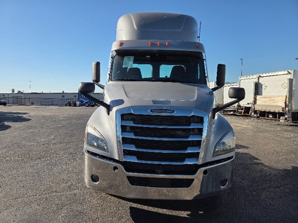Day Cab Tractor-Heavy Duty Tractors-Freightliner-2021-T12664ST-Kansas City-MO-339,615\n\t\tmiles-$ 64,250 - Image 2