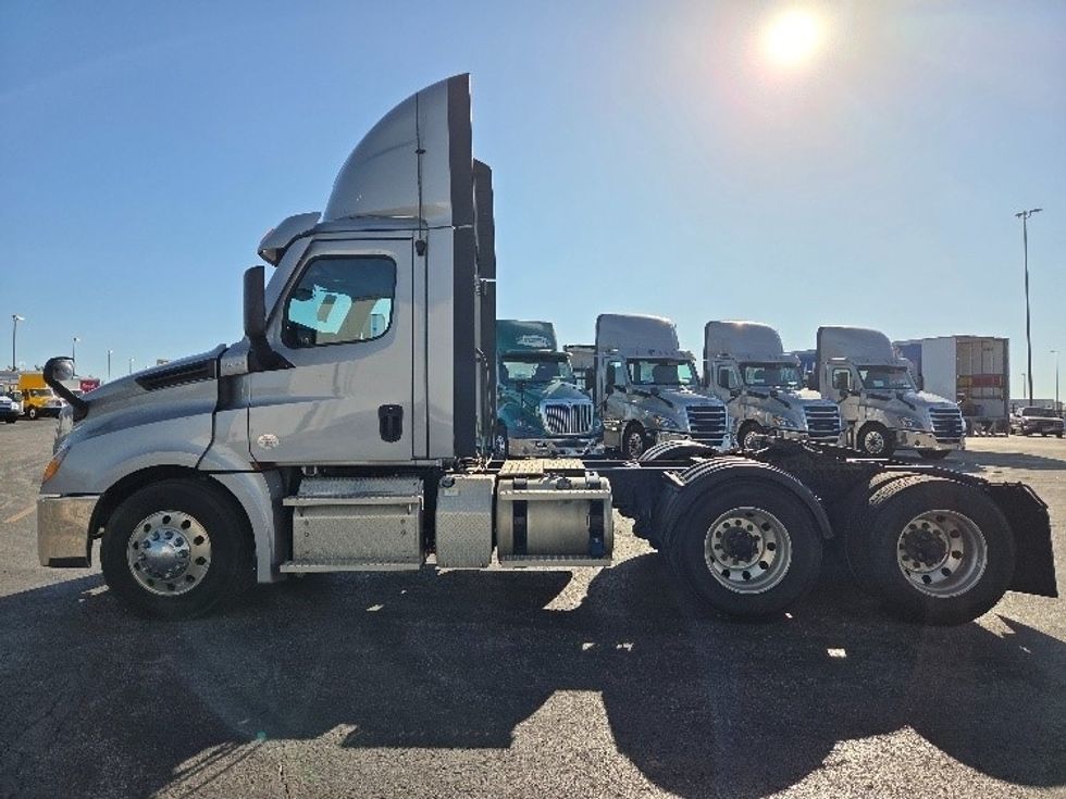 Day Cab Tractor-Heavy Duty Tractors-Freightliner-2021-T12664ST-Kansas City-MO-339,615\n\t\tmiles-$ 64,250 - Image 4