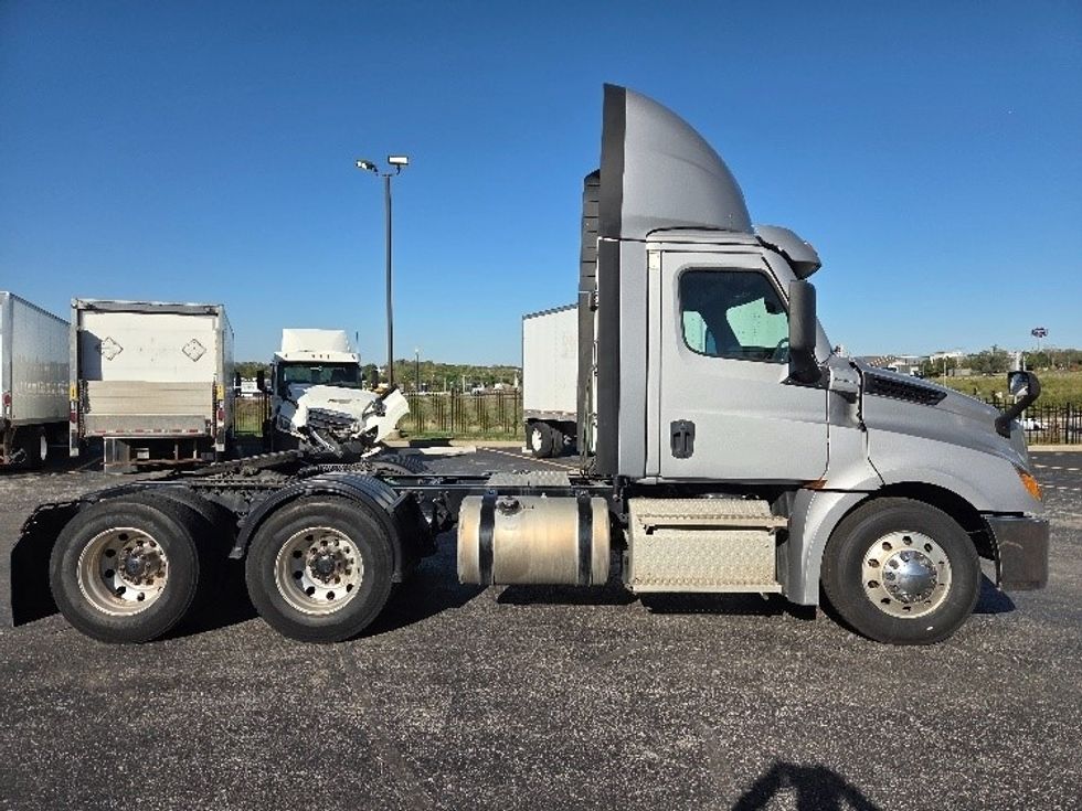 Day Cab Tractor-Heavy Duty Tractors-Freightliner-2021-T12664ST-Kansas City-MO-339,615\n\t\tmiles-$ 64,250 - Image 8