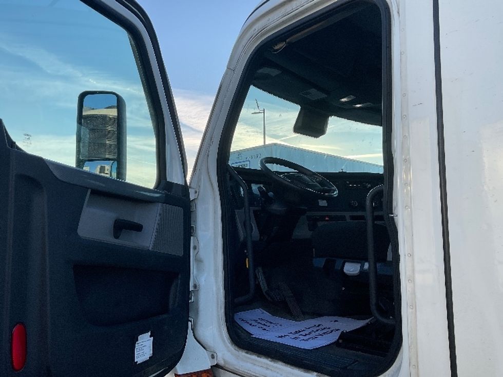 Day Cab Tractor-Heavy Duty Tractors-Freightliner-2021-T12664ST-Kansas City-MO-340,150\n\t\tmiles-$ 60,750 - Image 9