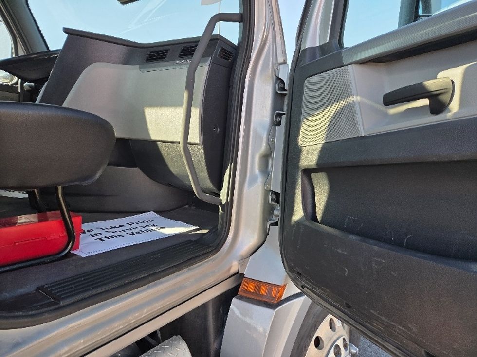 Day Cab Tractor-Heavy Duty Tractors-Freightliner-2021-T12664ST-Kansas City-MO-360,959\n\t\tmiles-$ 62,500 - Image 12