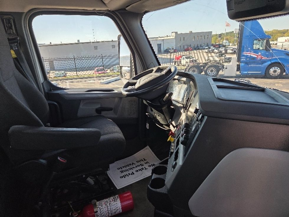 Day Cab Tractor-Heavy Duty Tractors-Freightliner-2021-T12664ST-Kansas City-MO-360,959\n\t\tmiles-$ 62,500 - Image 14