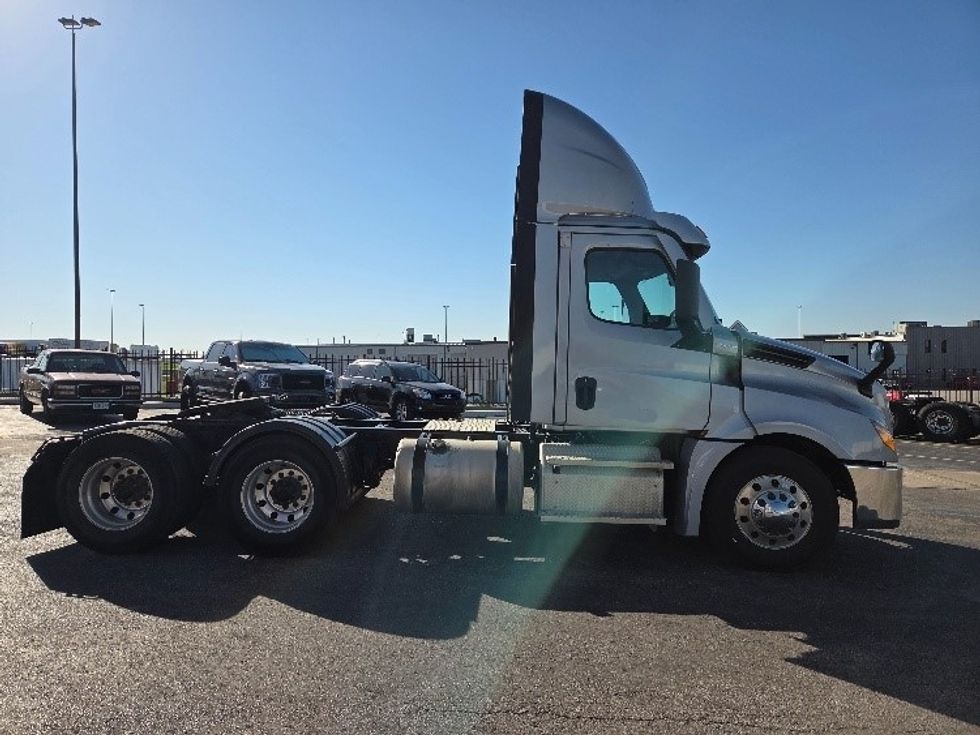 Day Cab Tractor-Heavy Duty Tractors-Freightliner-2021-T12664ST-Kansas City-MO-360,959\n\t\tmiles-$ 62,500 - Image 8