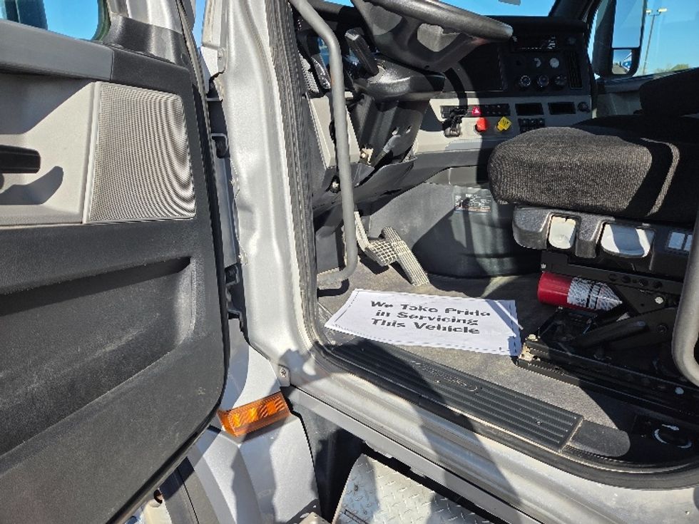 Day Cab Tractor-Heavy Duty Tractors-Freightliner-2021-T12664ST-Kansas City-MO-360,959\n\t\tmiles-$ 62,500 - Image 9