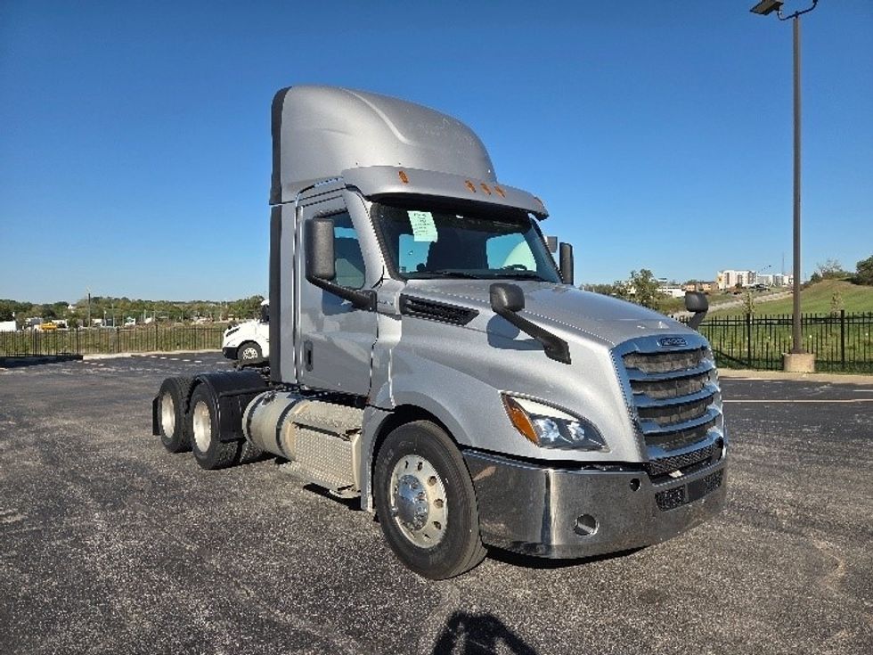 Day Cab Tractor-Heavy Duty Tractors-Freightliner-2021-T12664ST-Kansas City-MO-361,857\n\t\tmiles-$ 62,500 - Image 1