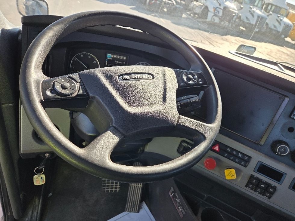 Day Cab Tractor-Heavy Duty Tractors-Freightliner-2021-T12664ST-Kansas City-MO-361,857\n\t\tmiles-$ 62,500 - Image 11