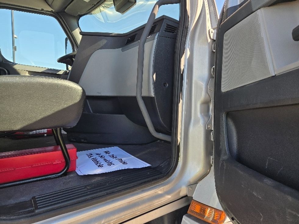 Day Cab Tractor-Heavy Duty Tractors-Freightliner-2021-T12664ST-Kansas City-MO-361,857\n\t\tmiles-$ 62,500 - Image 12