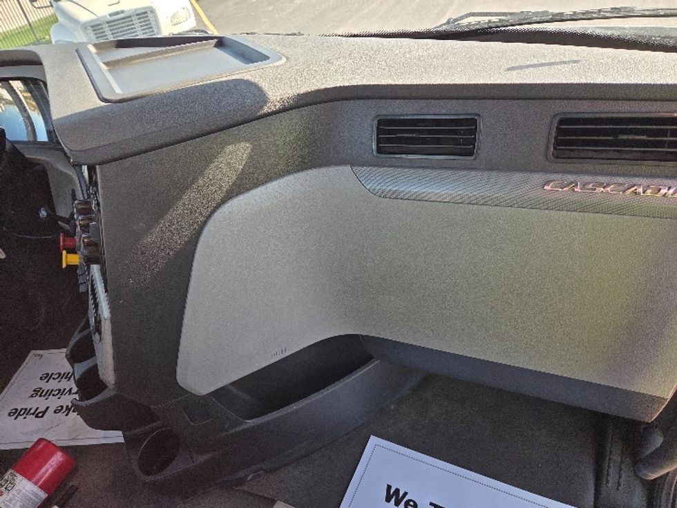 Day Cab Tractor-Heavy Duty Tractors-Freightliner-2021-T12664ST-Kansas City-MO-361,857\n\t\tmiles-$ 62,500 - Image 13