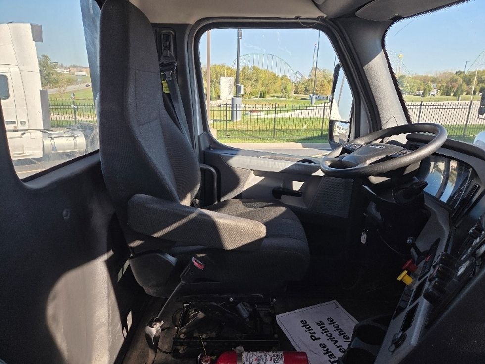 Day Cab Tractor-Heavy Duty Tractors-Freightliner-2021-T12664ST-Kansas City-MO-361,857\n\t\tmiles-$ 62,500 - Image 14