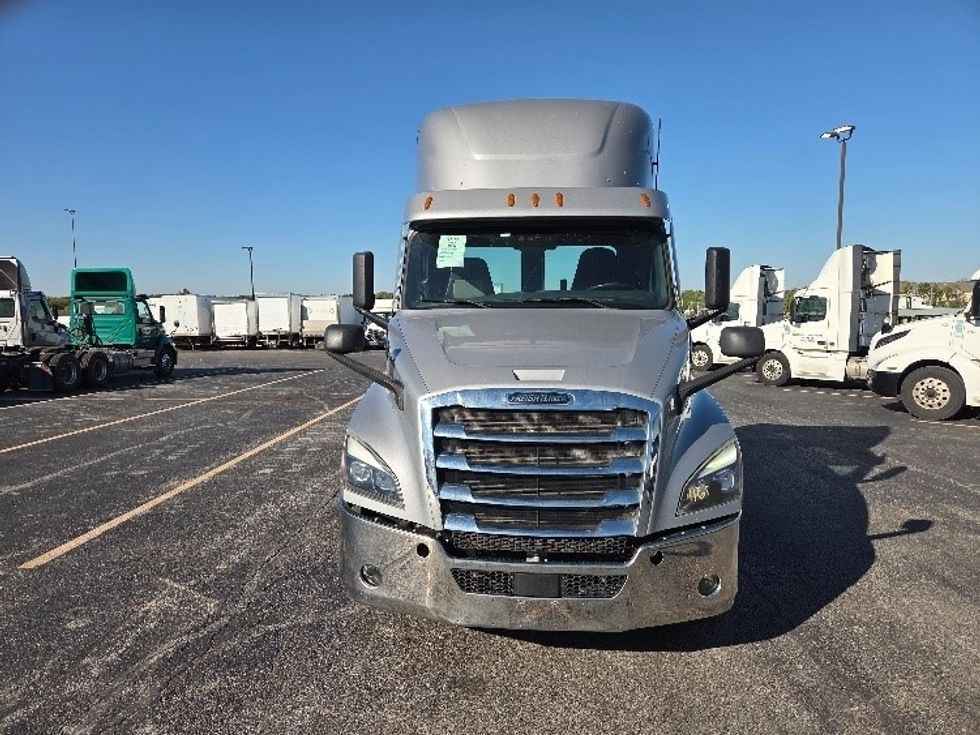 Day Cab Tractor-Heavy Duty Tractors-Freightliner-2021-T12664ST-Kansas City-MO-361,857\n\t\tmiles-$ 62,500 - Image 2