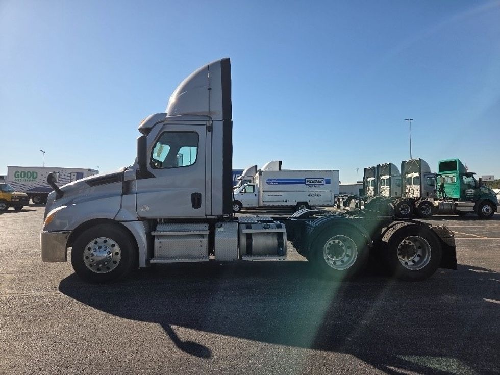 Day Cab Tractor-Heavy Duty Tractors-Freightliner-2021-T12664ST-Kansas City-MO-361,857\n\t\tmiles-$ 62,500 - Image 4