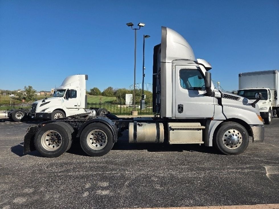 Day Cab Tractor-Heavy Duty Tractors-Freightliner-2021-T12664ST-Kansas City-MO-361,857\n\t\tmiles-$ 62,500 - Image 8