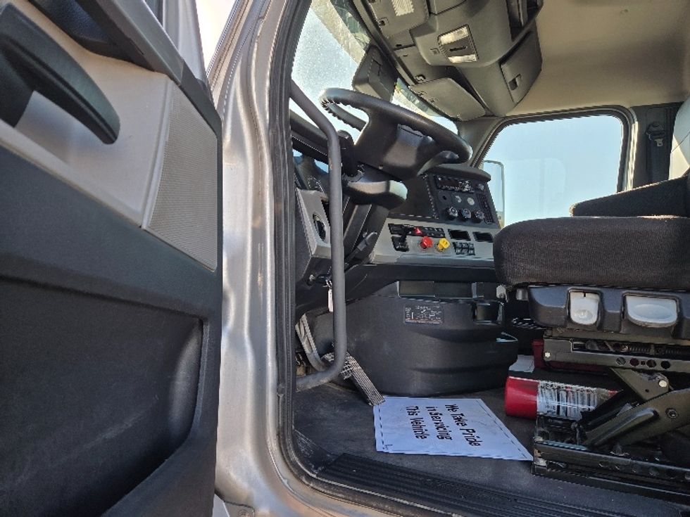 Day Cab Tractor-Heavy Duty Tractors-Freightliner-2021-T12664ST-Kansas City-MO-361,857\n\t\tmiles-$ 62,500 - Image 9