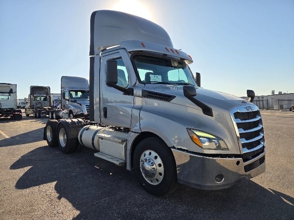 Day Cab Tractor-Heavy Duty Tractors-Freightliner-2021-T12664ST-Kansas City-MO-361,858\n\t\tmiles-$ 62,500 - Image 1