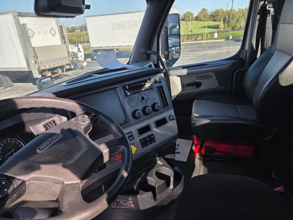 Day Cab Tractor-Heavy Duty Tractors-Freightliner-2021-T12664ST-Kansas City-MO-361,858\n\t\tmiles-$ 62,500 - Image 10