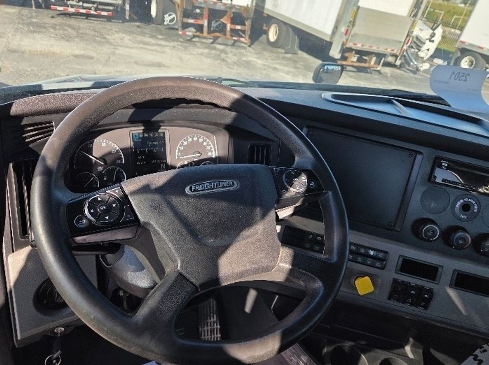 Day Cab Tractor-Heavy Duty Tractors-Freightliner-2021-T12664ST-Kansas City-MO-361,858\n\t\tmiles-$ 62,500 - Image 11