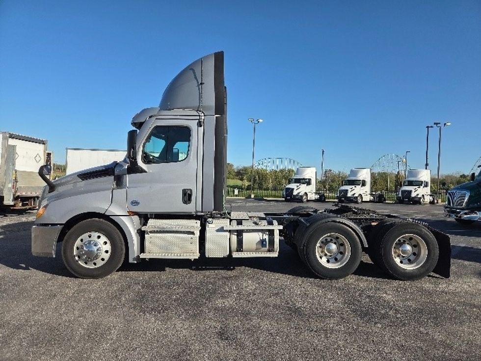 Day Cab Tractor-Heavy Duty Tractors-Freightliner-2021-T12664ST-Kansas City-MO-361,858\n\t\tmiles-$ 62,500 - Image 4