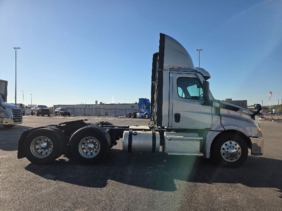 Day Cab Tractor-Heavy Duty Tractors-Freightliner-2021-T12664ST-Kansas City-MO-361,858\n\t\tmiles-$ 62,500 - Image 8