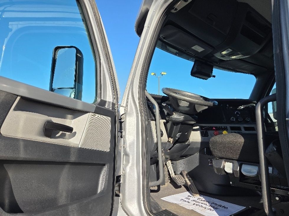 Day Cab Tractor-Heavy Duty Tractors-Freightliner-2021-T12664ST-Kansas City-MO-361,858\n\t\tmiles-$ 62,500 - Image 9