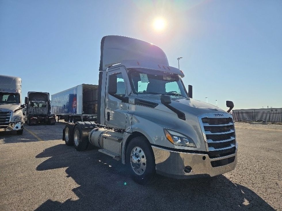 Day Cab Tractor-Heavy Duty Tractors-Freightliner-2021-T12664ST-Kansas City-MO-408,482\n\t\tmiles-$ 57,750 - Image 1