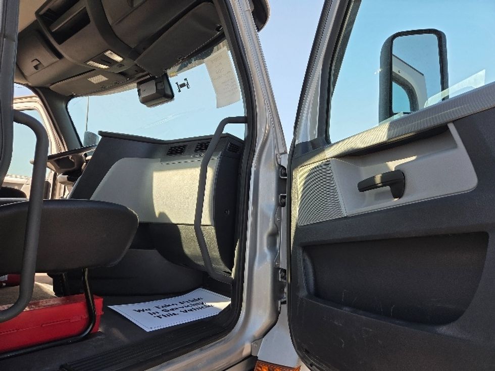 Day Cab Tractor-Heavy Duty Tractors-Freightliner-2021-T12664ST-Kansas City-MO-408,482\n\t\tmiles-$ 57,750 - Image 12