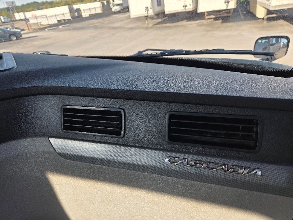 Day Cab Tractor-Heavy Duty Tractors-Freightliner-2021-T12664ST-Kansas City-MO-408,482\n\t\tmiles-$ 57,750 - Image 13