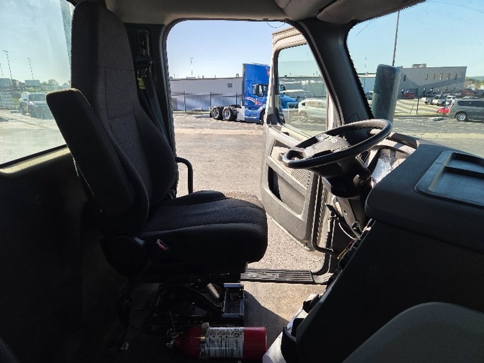 Day Cab Tractor-Heavy Duty Tractors-Freightliner-2021-T12664ST-Kansas City-MO-408,482\n\t\tmiles-$ 57,750 - Image 14