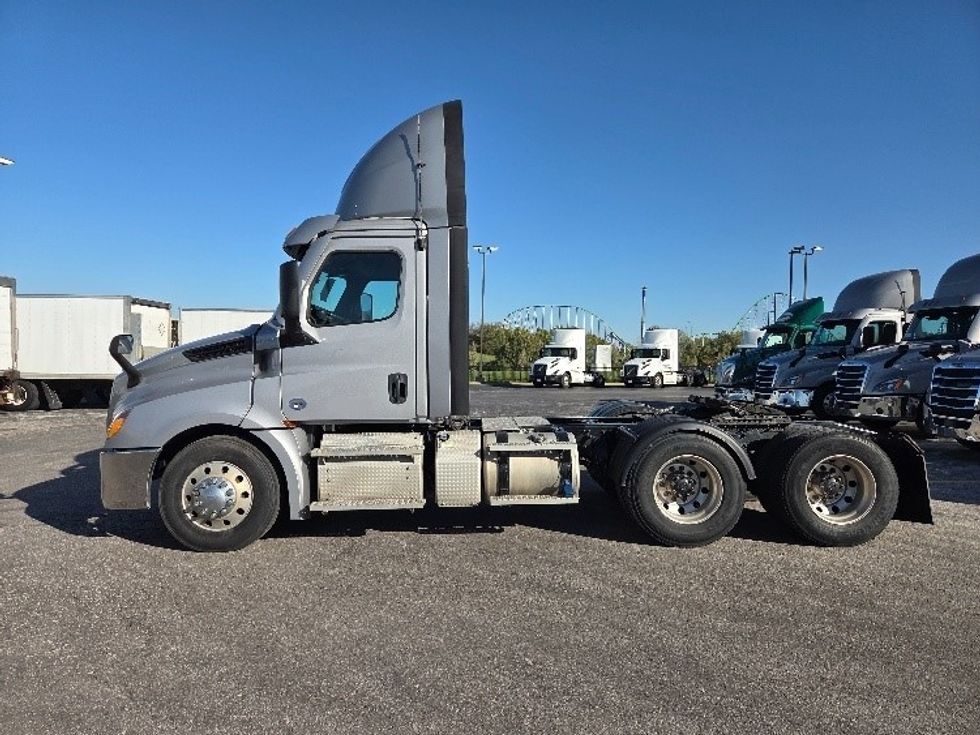 Day Cab Tractor-Heavy Duty Tractors-Freightliner-2021-T12664ST-Kansas City-MO-408,482\n\t\tmiles-$ 57,750 - Image 4