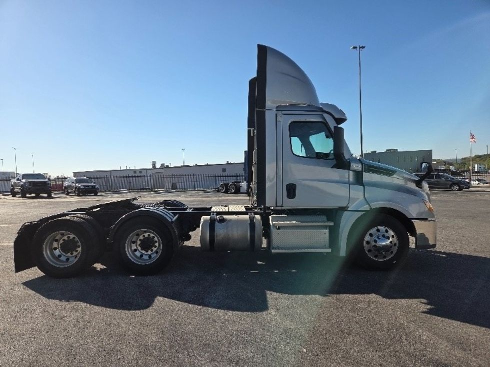 Day Cab Tractor-Heavy Duty Tractors-Freightliner-2021-T12664ST-Kansas City-MO-408,482\n\t\tmiles-$ 57,750 - Image 8
