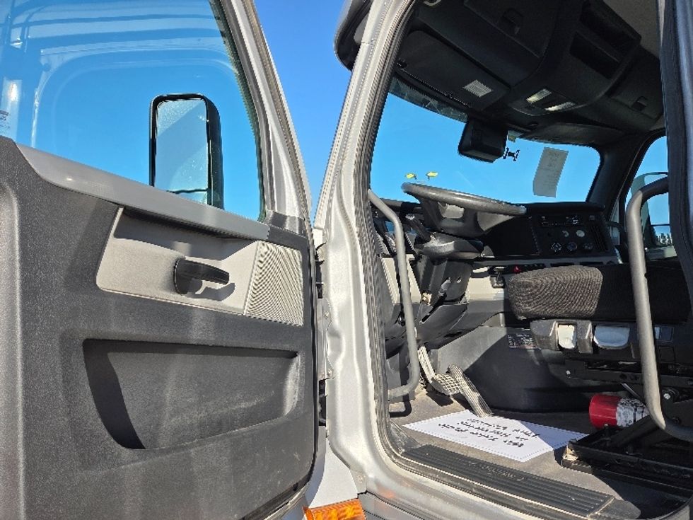 Day Cab Tractor-Heavy Duty Tractors-Freightliner-2021-T12664ST-Kansas City-MO-408,482\n\t\tmiles-$ 57,750 - Image 9