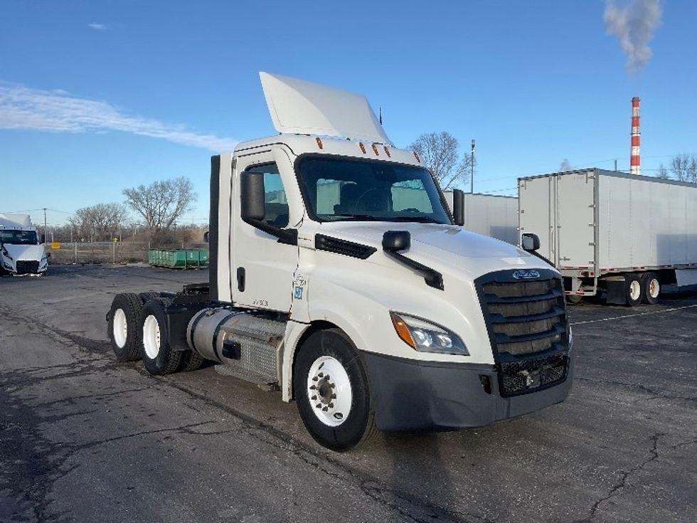 Day Cab Tractor-Heavy Duty Tractors-Freightliner-2021-T12664ST-Kansas City-MO-421,837\n\t\tmiles-$ 55,750 - Image 1