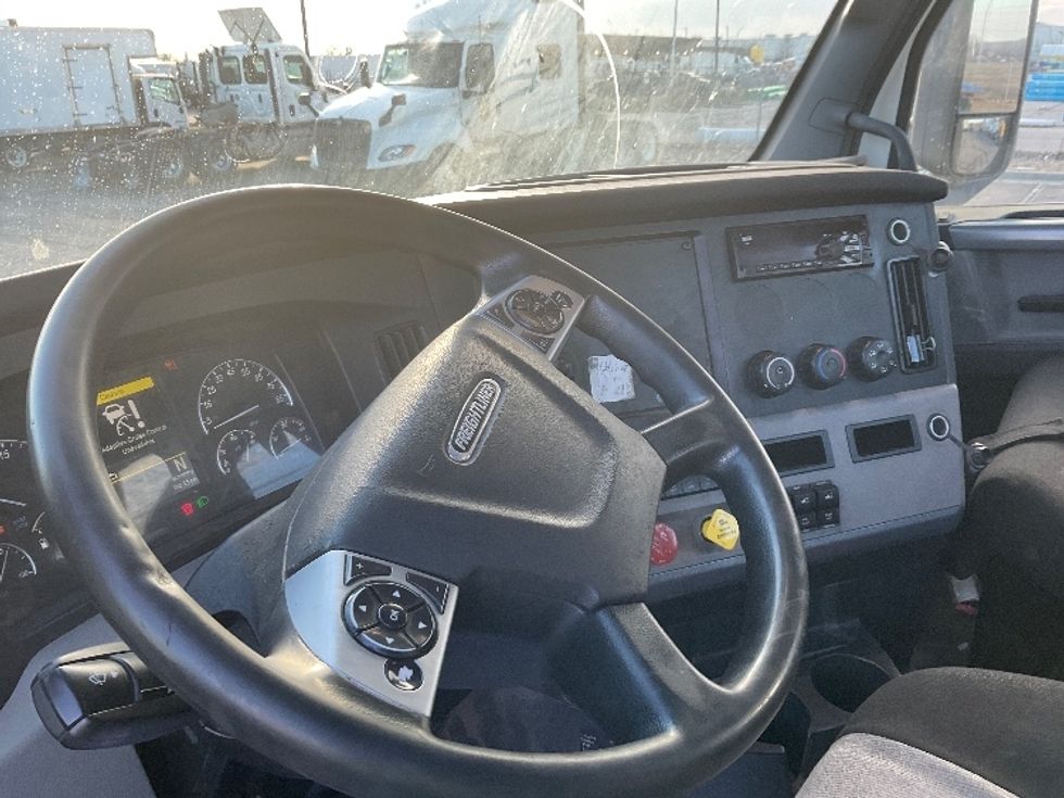 Day Cab Tractor-Heavy Duty Tractors-Freightliner-2021-T12664ST-Kansas City-MO-421,837\n\t\tmiles-$ 55,750 - Image 10
