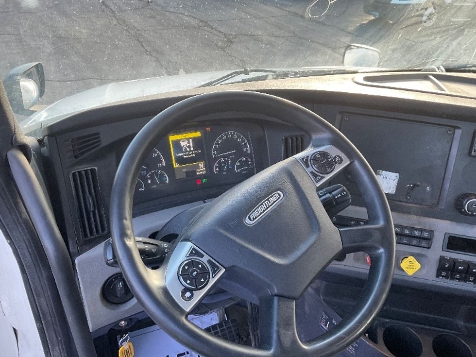 Day Cab Tractor-Heavy Duty Tractors-Freightliner-2021-T12664ST-Kansas City-MO-421,837\n\t\tmiles-$ 55,750 - Image 11