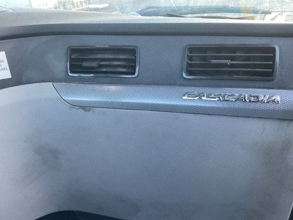 Day Cab Tractor-Heavy Duty Tractors-Freightliner-2021-T12664ST-Kansas City-MO-421,837\n\t\tmiles-$ 55,750 - Image 13