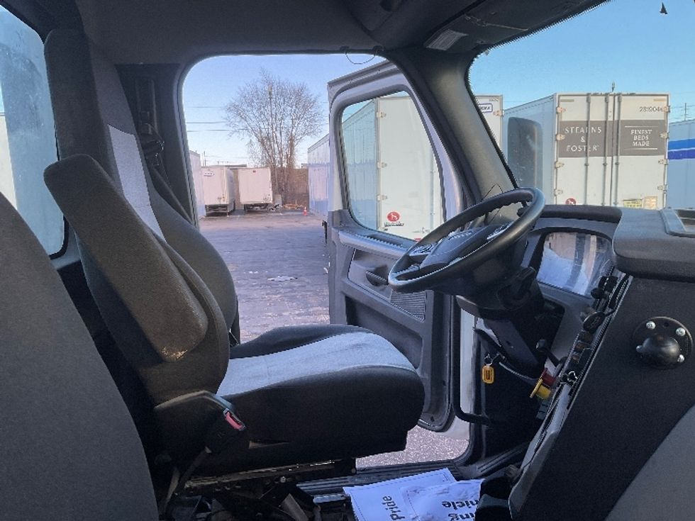 Day Cab Tractor-Heavy Duty Tractors-Freightliner-2021-T12664ST-Kansas City-MO-421,837\n\t\tmiles-$ 55,750 - Image 14