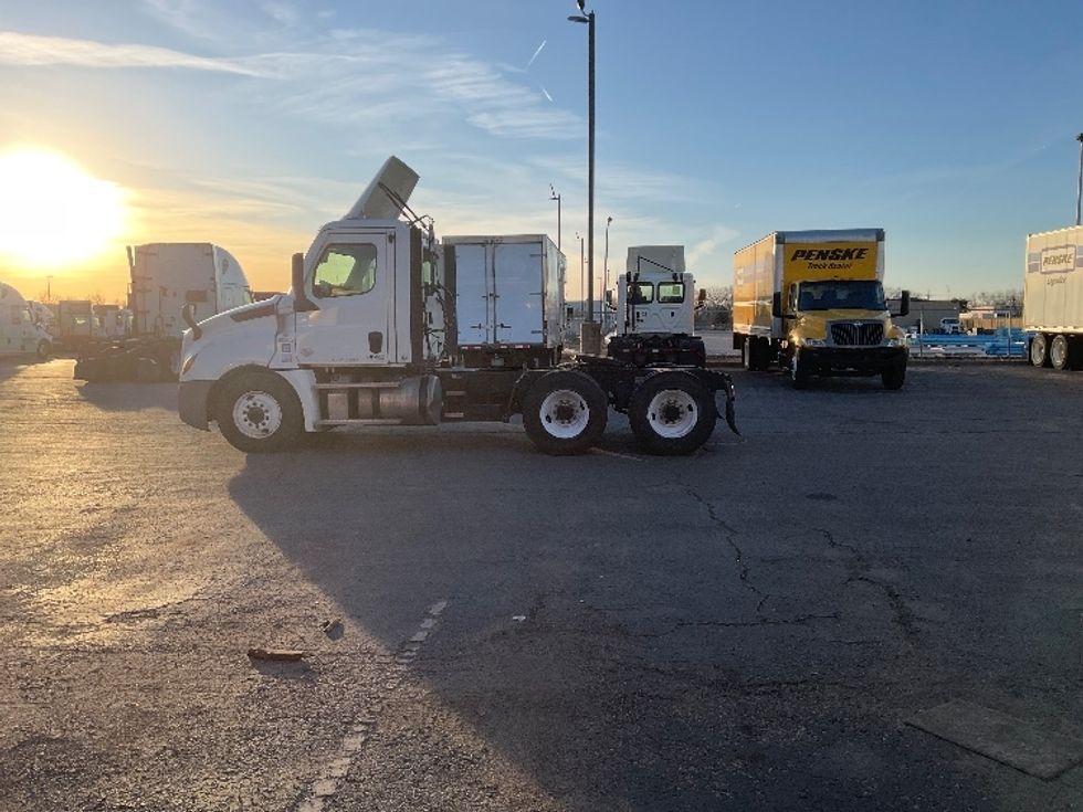 Day Cab Tractor-Heavy Duty Tractors-Freightliner-2021-T12664ST-Kansas City-MO-421,837\n\t\tmiles-$ 55,750 - Image 4