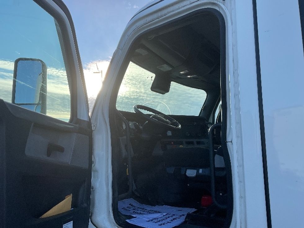 Day Cab Tractor-Heavy Duty Tractors-Freightliner-2021-T12664ST-Kansas City-MO-421,837\n\t\tmiles-$ 55,750 - Image 9