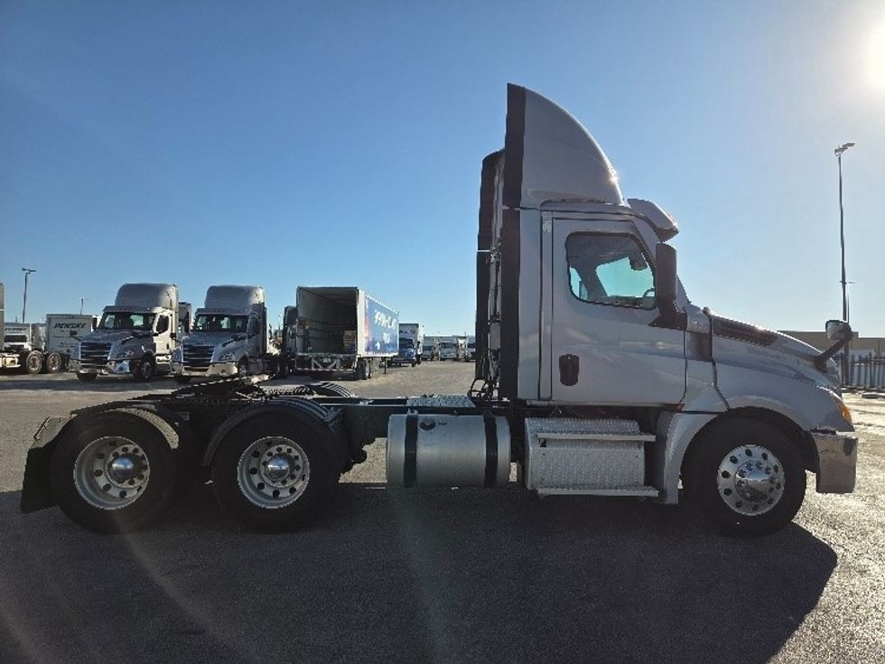 Day Cab Tractor-Heavy Duty Tractors-Freightliner-2021-T12664ST-Kansas City-MO-483,951\n\t\tmiles-$ 50,000 - Image 8