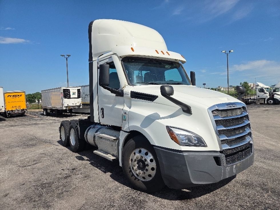 Day Cab Tractor-Heavy Duty Tractors-Freightliner-2021-T12664ST-Kansas City-MO-561,688\n\t\tmiles-$ 42,500 - Image 1