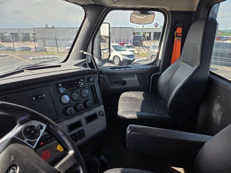 Day Cab Tractor-Heavy Duty Tractors-Freightliner-2021-T12664ST-Kansas City-MO-561,688\n\t\tmiles-$ 42,500 - Image 10