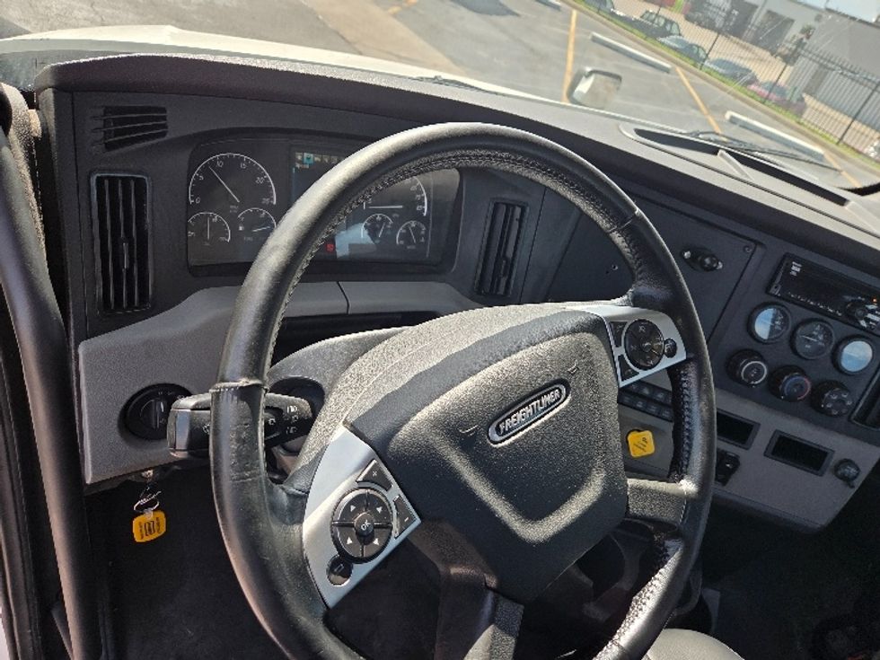 Day Cab Tractor-Heavy Duty Tractors-Freightliner-2021-T12664ST-Kansas City-MO-561,688\n\t\tmiles-$ 42,500 - Image 11