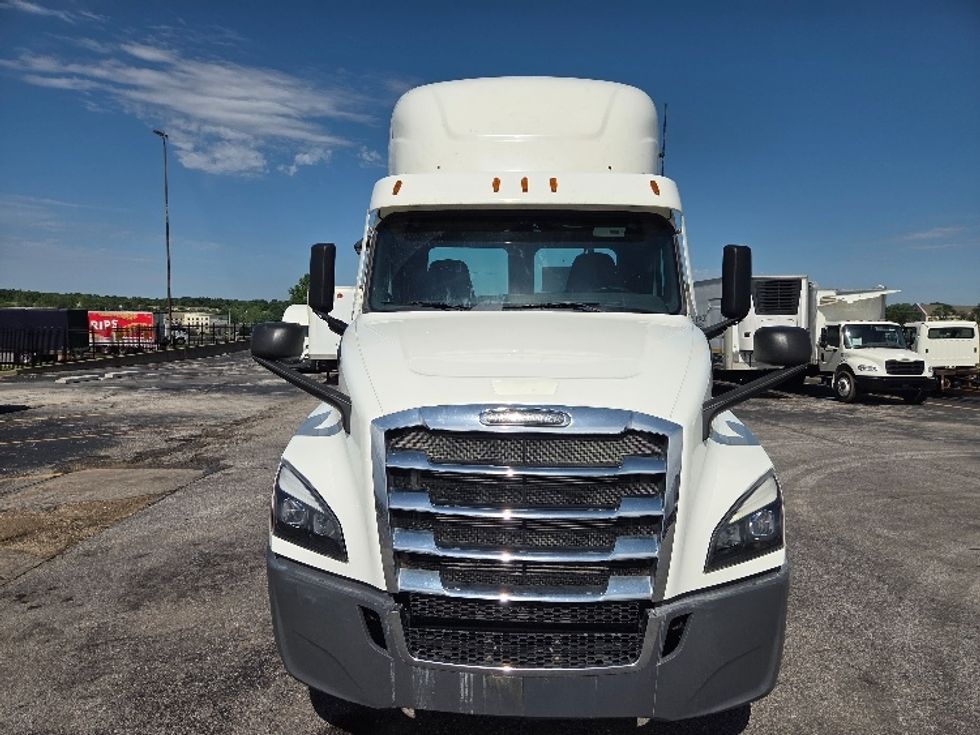 Day Cab Tractor-Heavy Duty Tractors-Freightliner-2021-T12664ST-Kansas City-MO-561,688\n\t\tmiles-$ 42,500 - Image 2