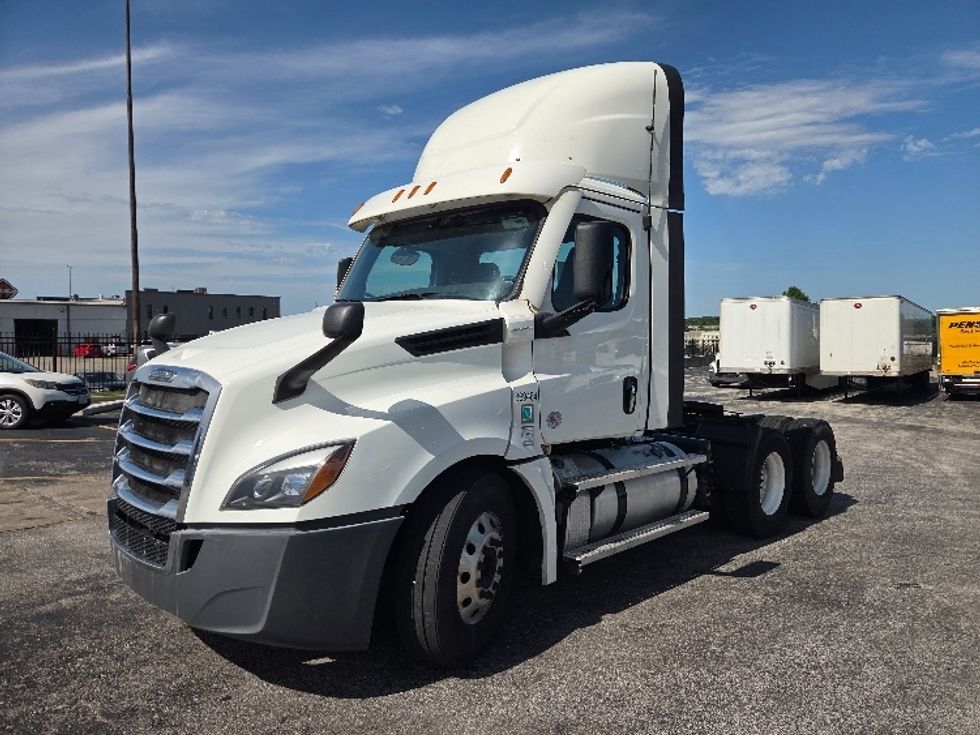 Day Cab Tractor-Heavy Duty Tractors-Freightliner-2021-T12664ST-Kansas City-MO-561,688\n\t\tmiles-$ 42,500 - Image 3