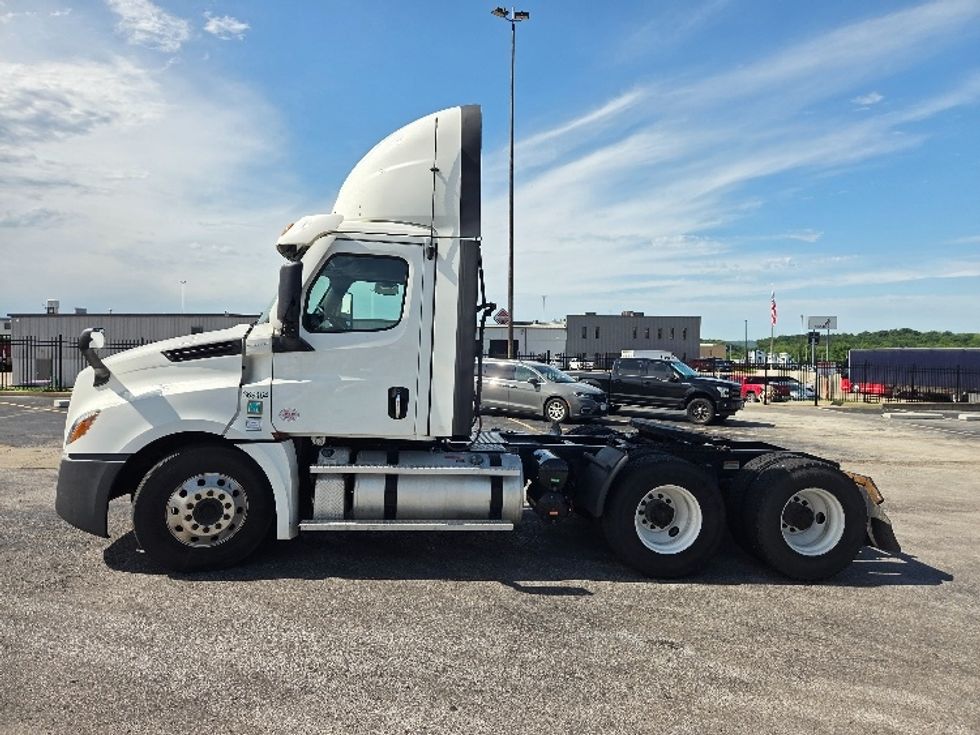 Day Cab Tractor-Heavy Duty Tractors-Freightliner-2021-T12664ST-Kansas City-MO-561,688\n\t\tmiles-$ 42,500 - Image 4