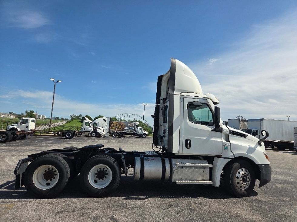Day Cab Tractor-Heavy Duty Tractors-Freightliner-2021-T12664ST-Kansas City-MO-561,688\n\t\tmiles-$ 42,500 - Image 8